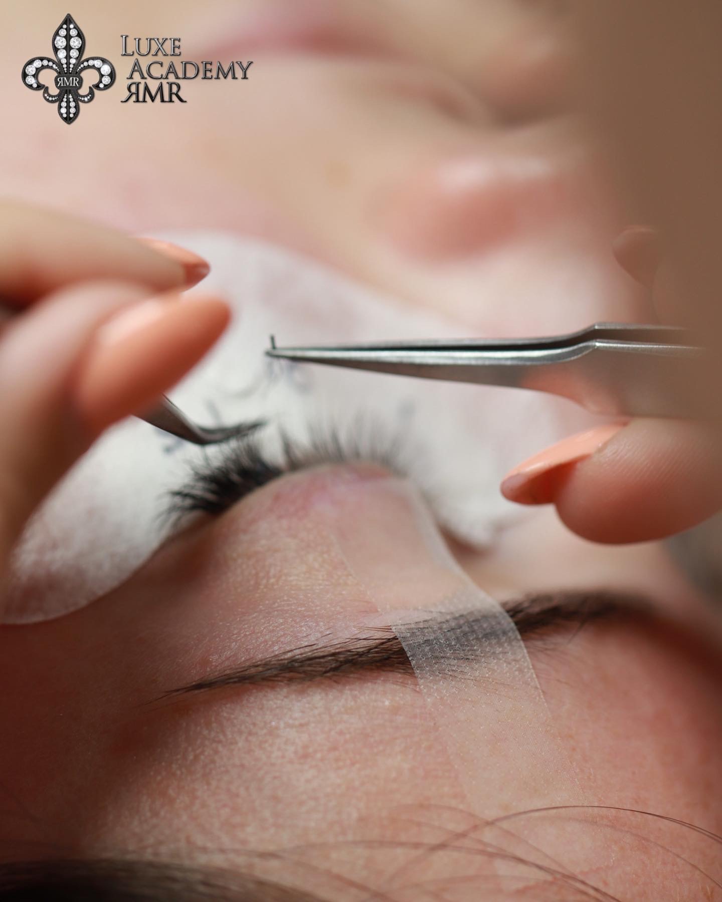 Curso de extensión de pestañas en Valencia profesional.