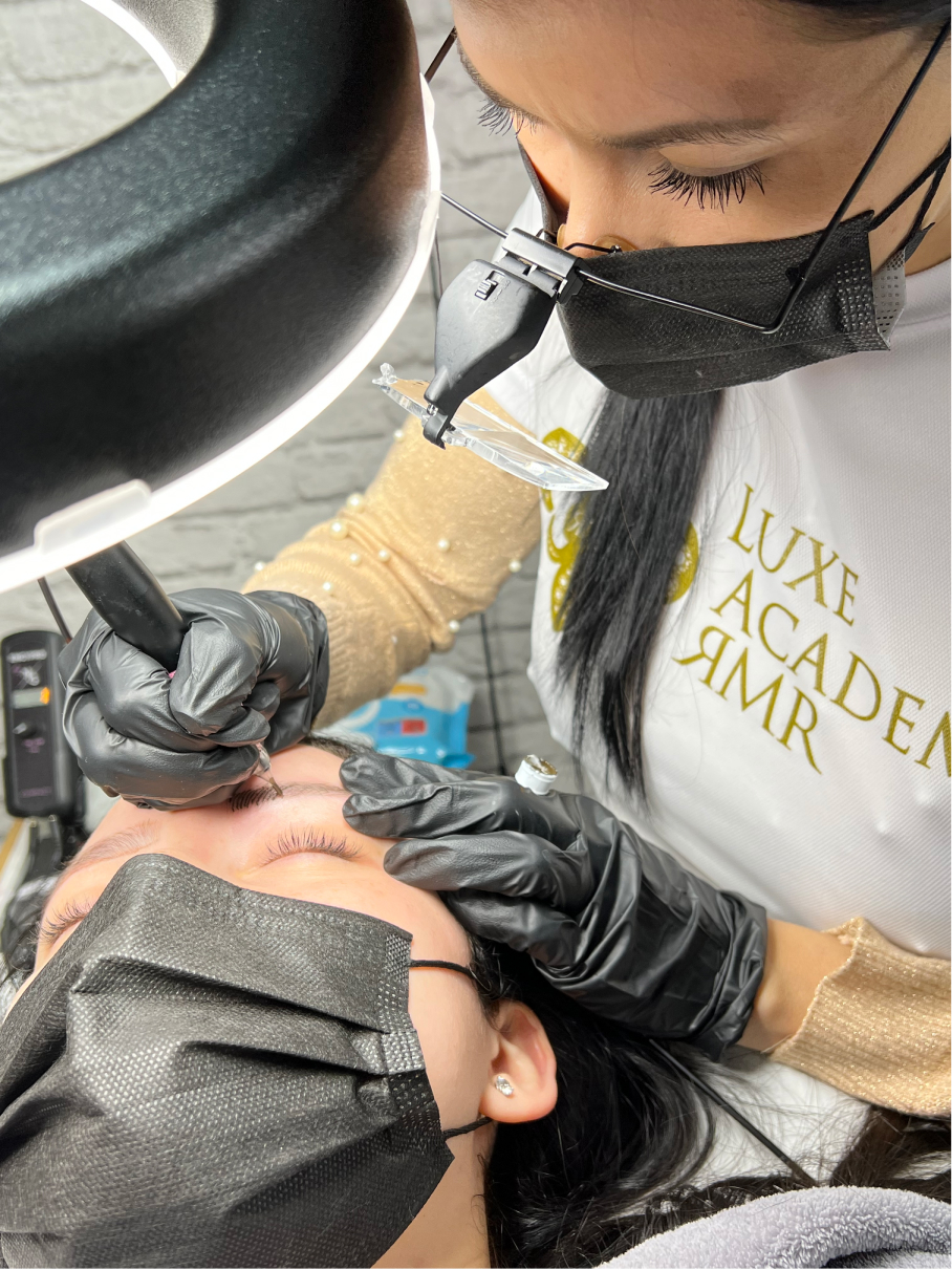 Mujer realizando el curso de micropigmentación en Valencia