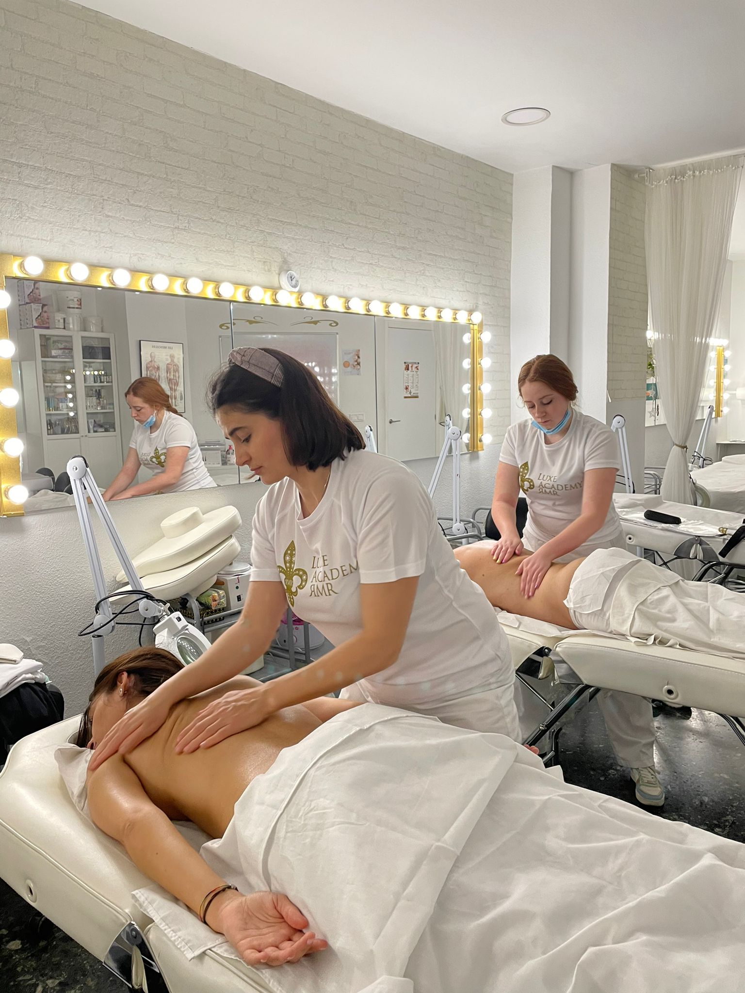 Máster en Estética Tardes Valencia y Castellón de la Plana con alumnas realizando prácticas